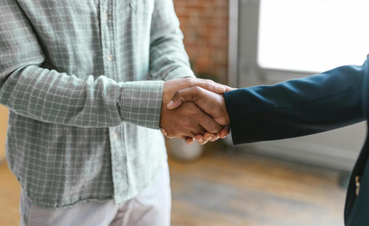 Participante revisando métricas SEO móvil en pantalla