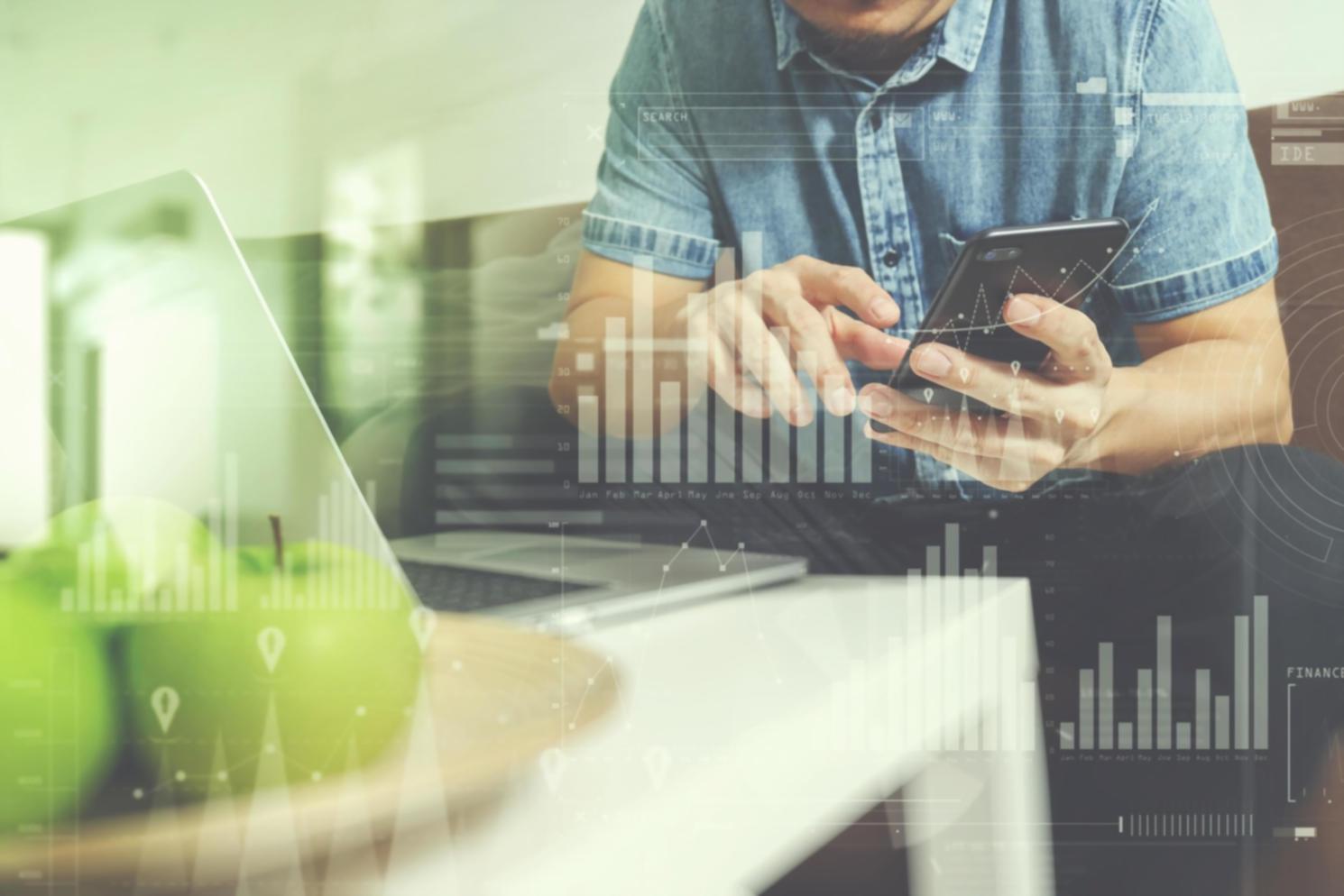 Participante trabajando en optimización SEO móvil en su ordenador