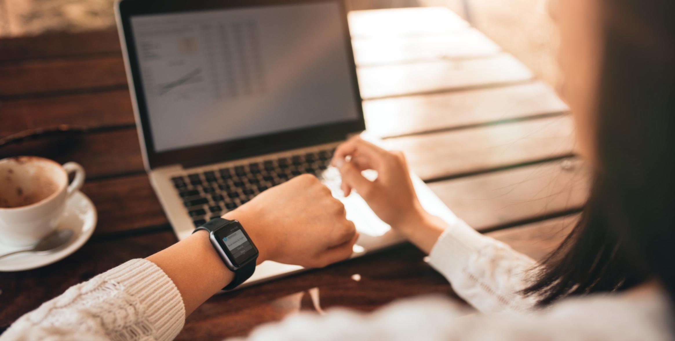 Equipo trabajando en estrategias de SEO móvil