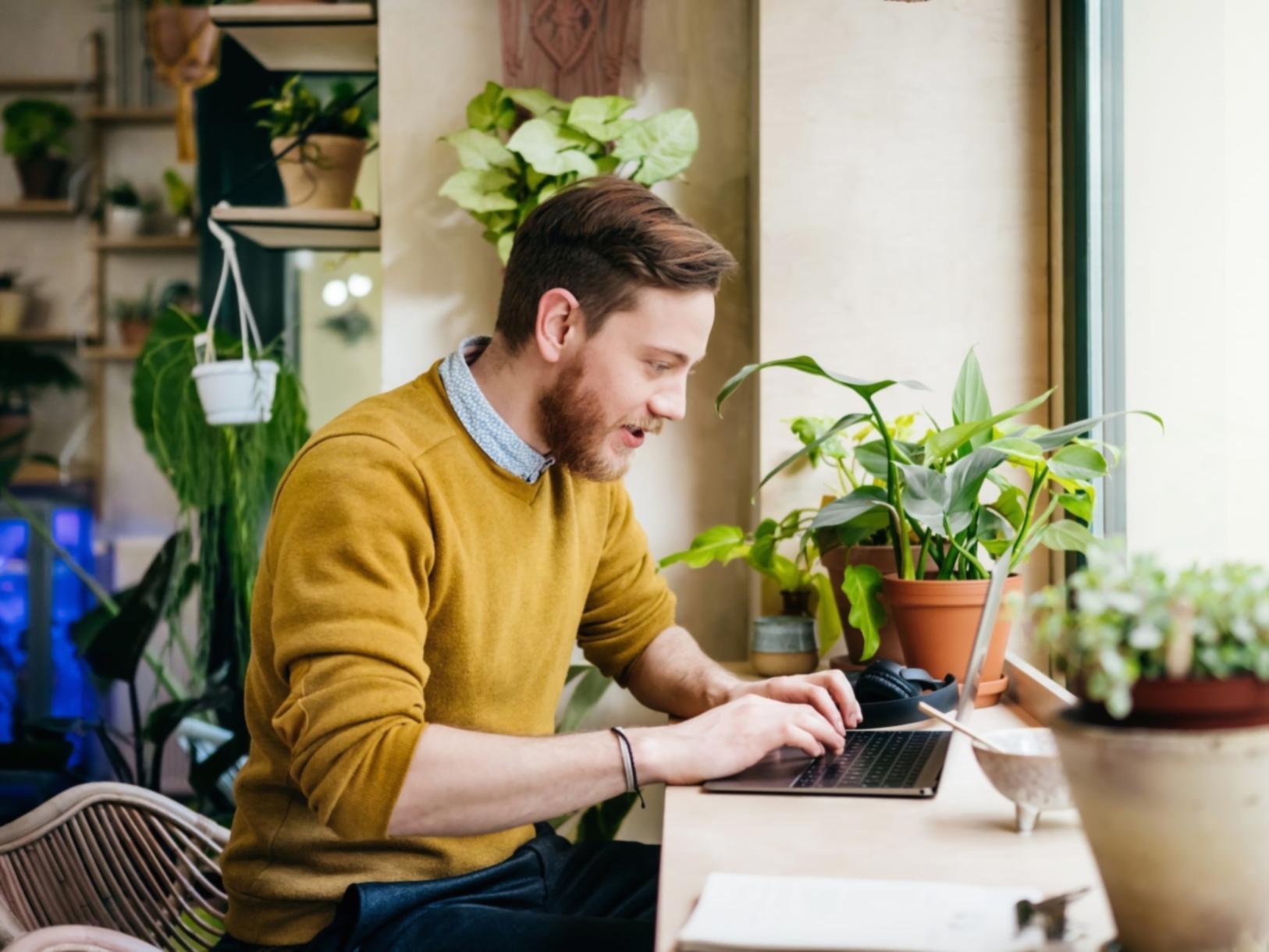 Participante practicando técnicas de SEO en un taller online